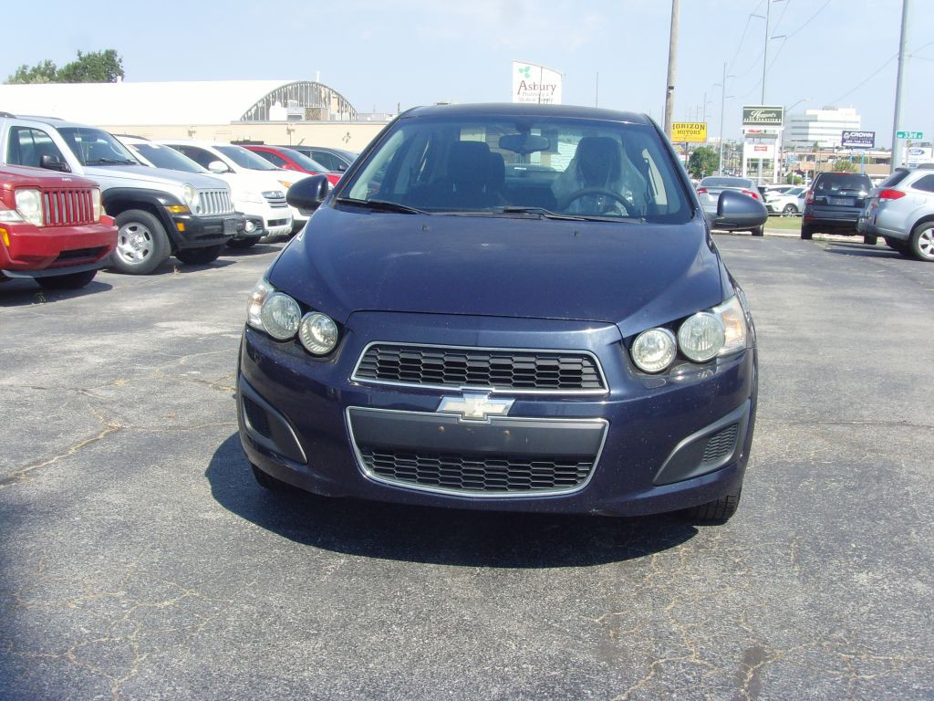 2015 Chevrolet Sonic Image 2