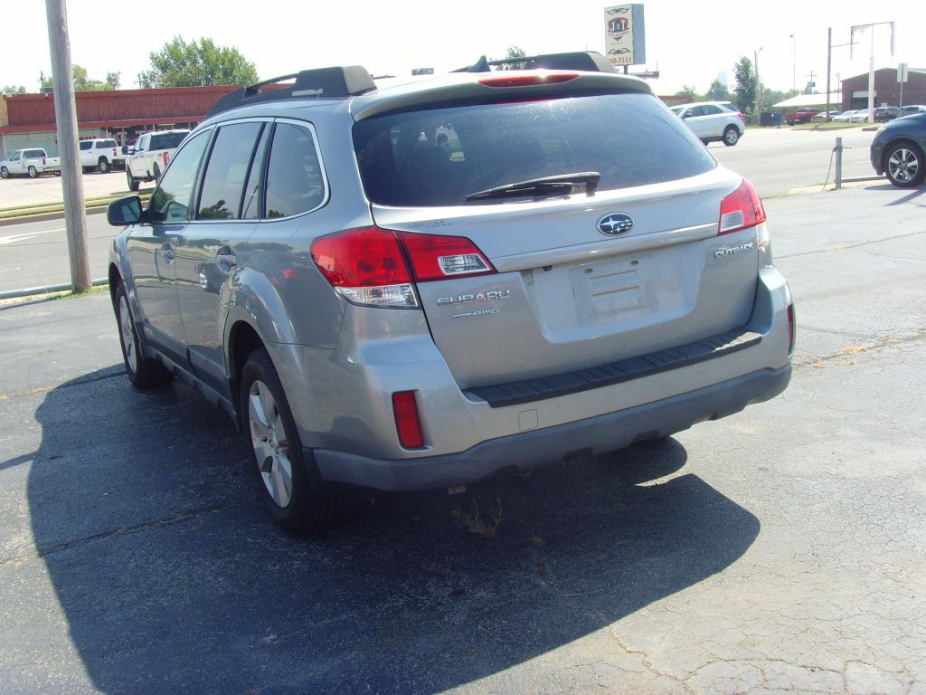 2011 Subaru Outback Image 6