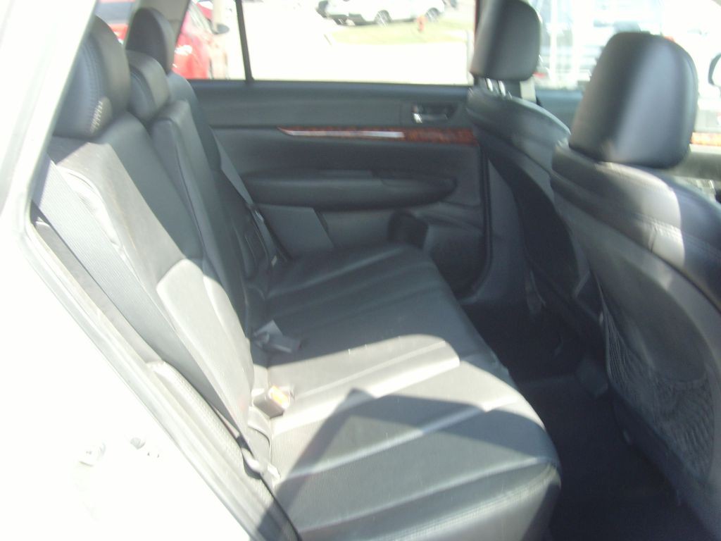 2011 Subaru Outback Image 12