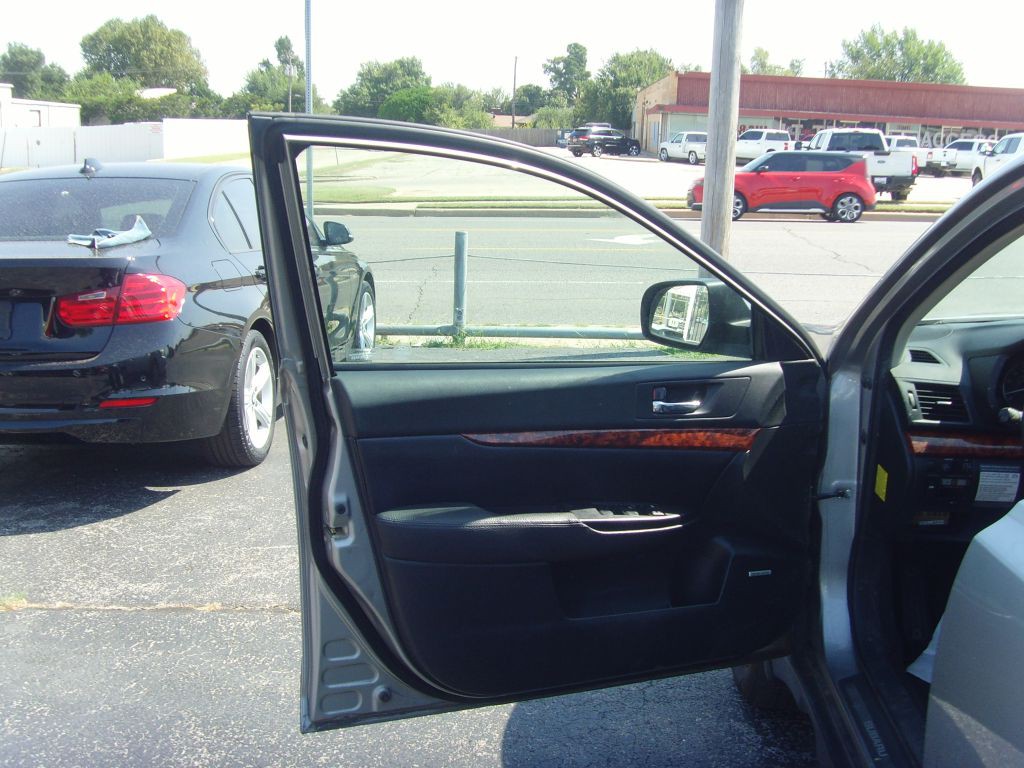 2011 Subaru Outback Image 17