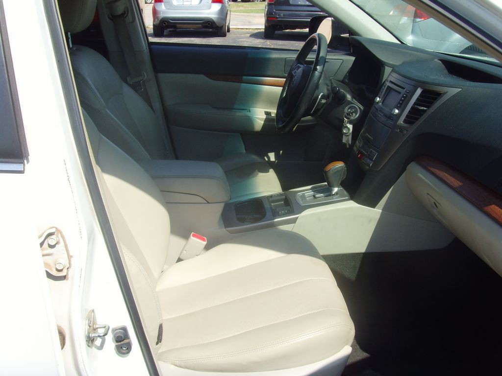 2013 Subaru Outback Image 12
