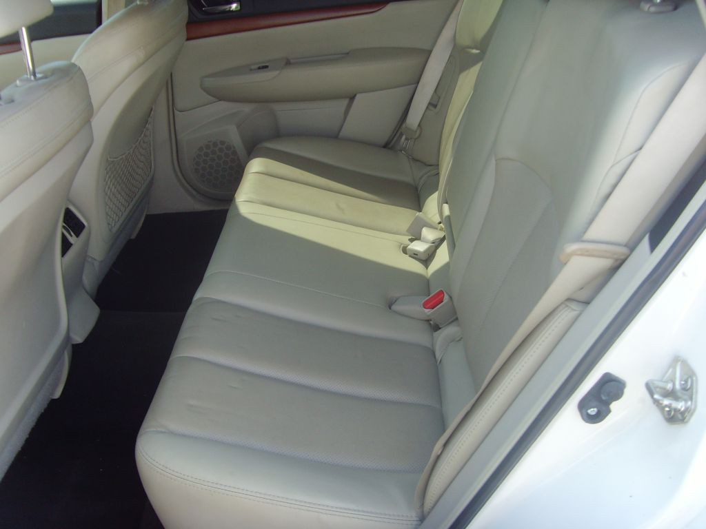 2013 Subaru Outback Image 18