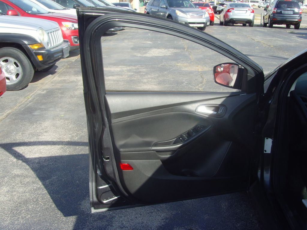 2016 Ford Focus Image 17