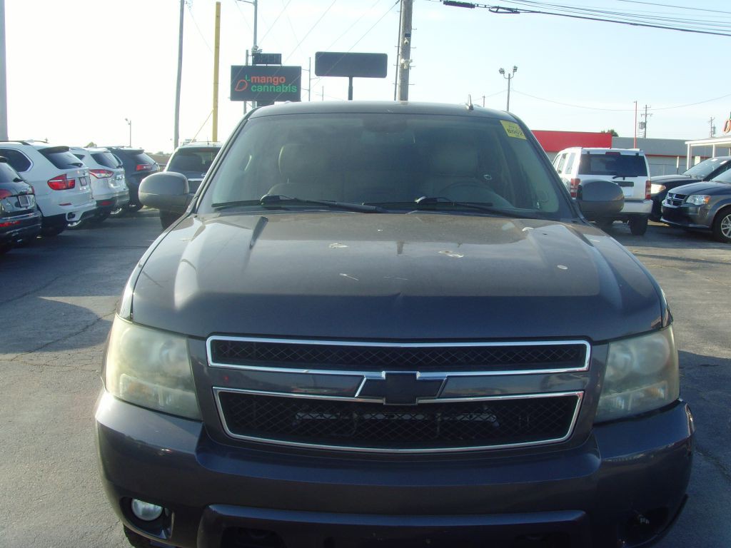 2011 Chevrolet Suburban Image 2