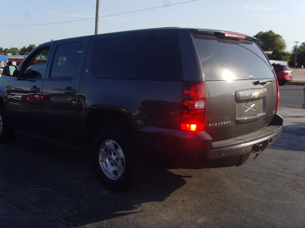 2011 Chevrolet Suburban Image 7