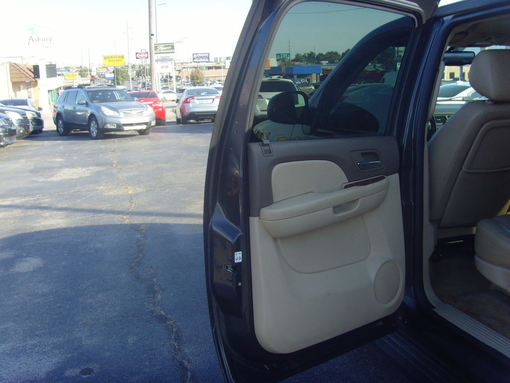 2011 Chevrolet Suburban Image 12