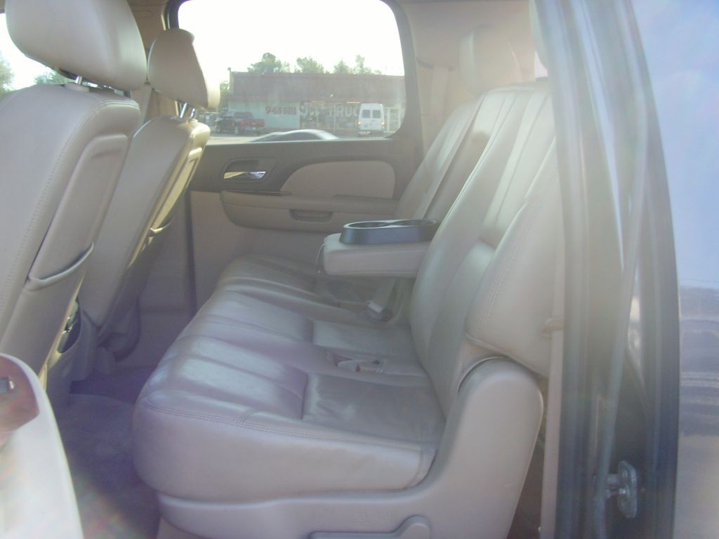 2011 Chevrolet Suburban Image 13