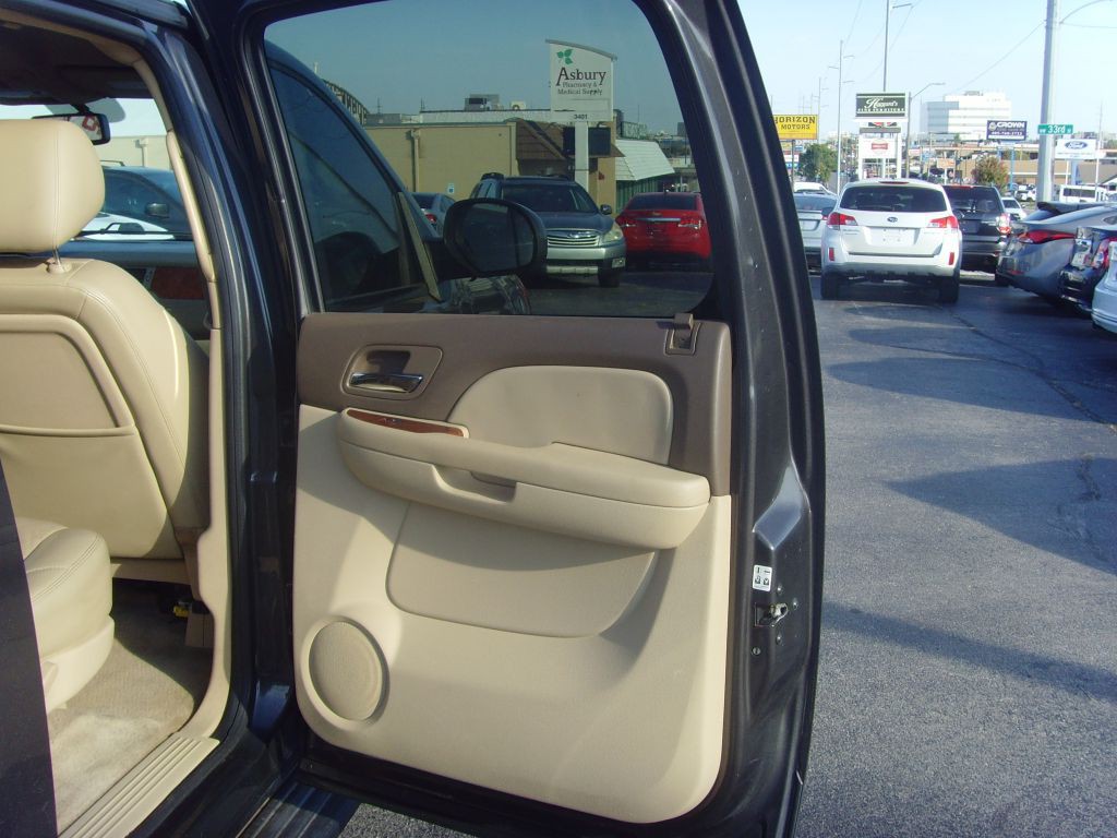 2011 Chevrolet Suburban Image 14