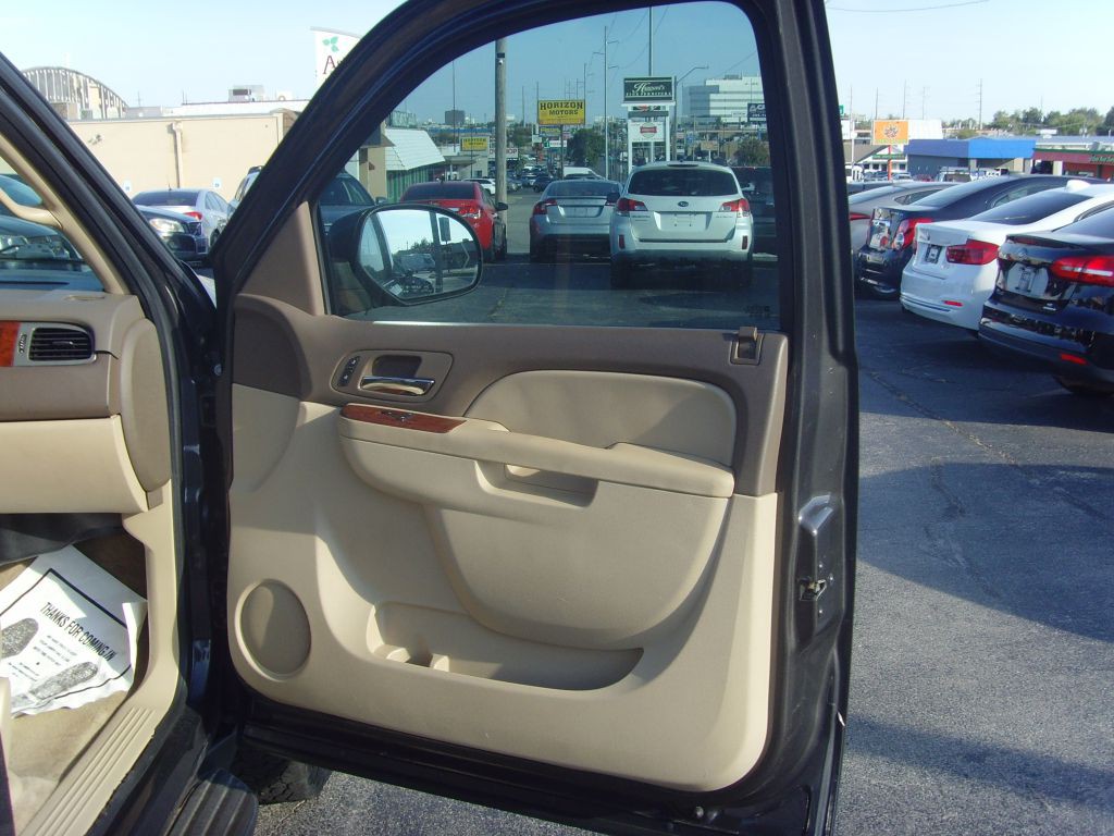 2011 Chevrolet Suburban Image 16