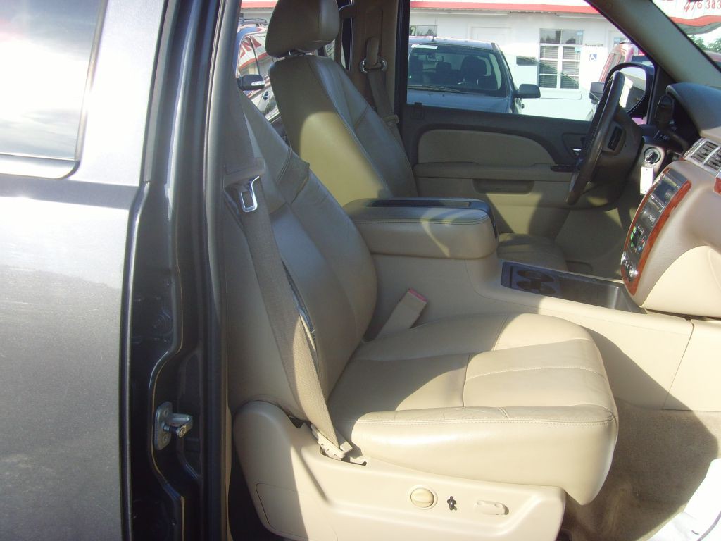 2011 Chevrolet Suburban Image 17