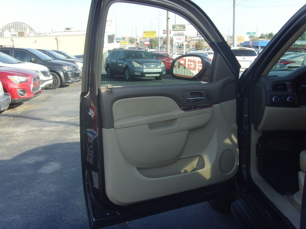 2011 Chevrolet Suburban Image 18