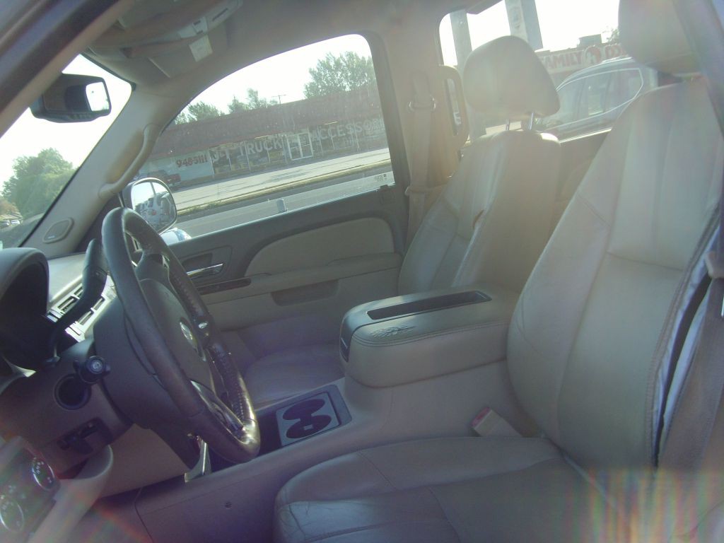 2011 Chevrolet Suburban Image 19