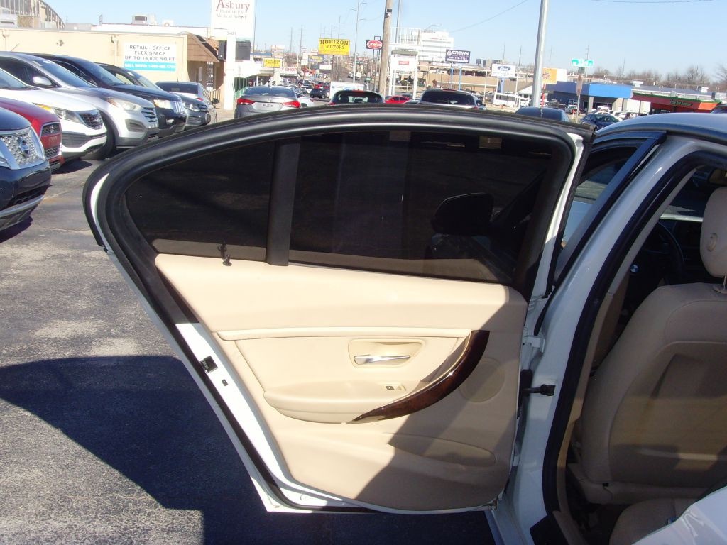 2015 BMW 3 Series Image 17