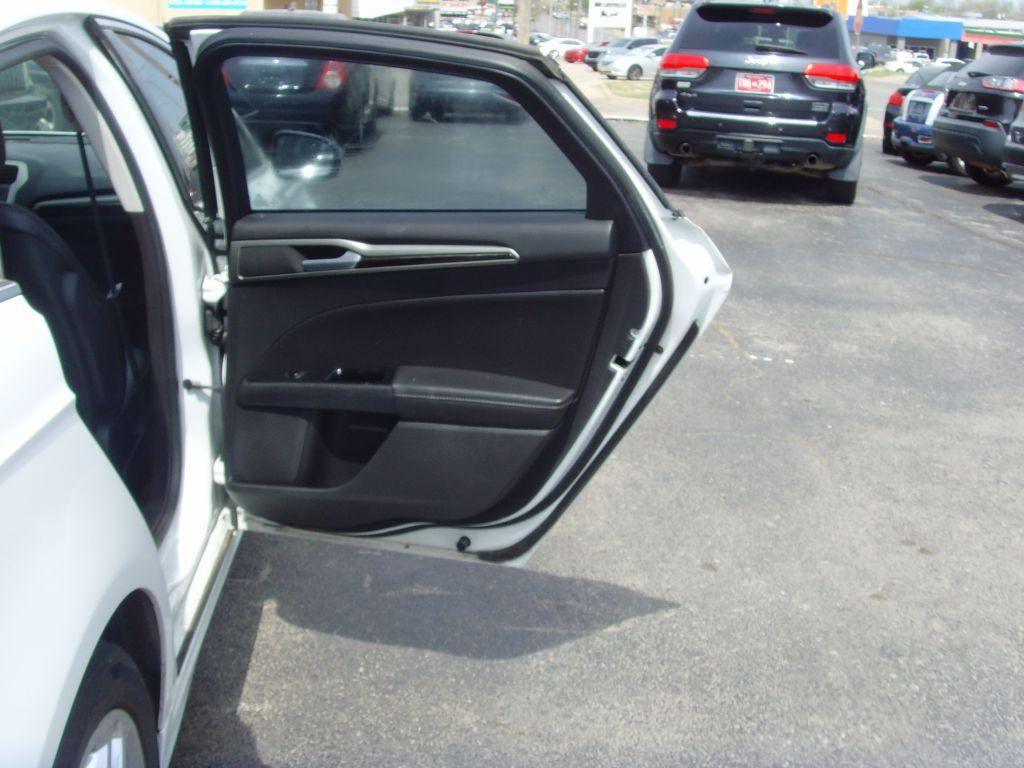 2016 Ford Fusion Image 11