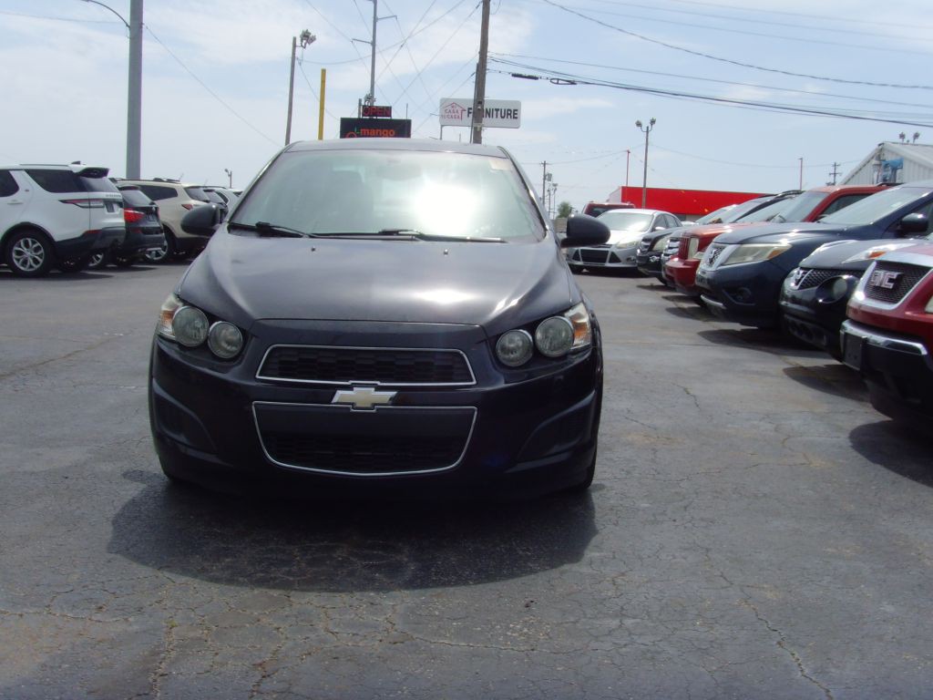 2016 Chevrolet Sonic Image 2