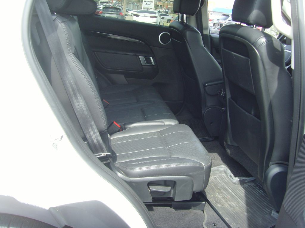 2019 Land Rover Discovery Image 15