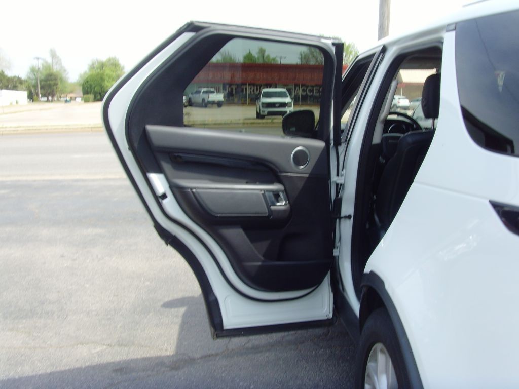 2019 Land Rover Discovery Image 18