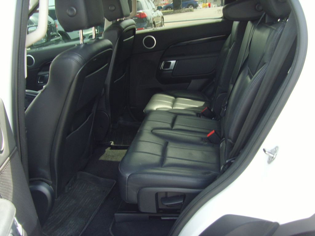 2019 Land Rover Discovery Image 19