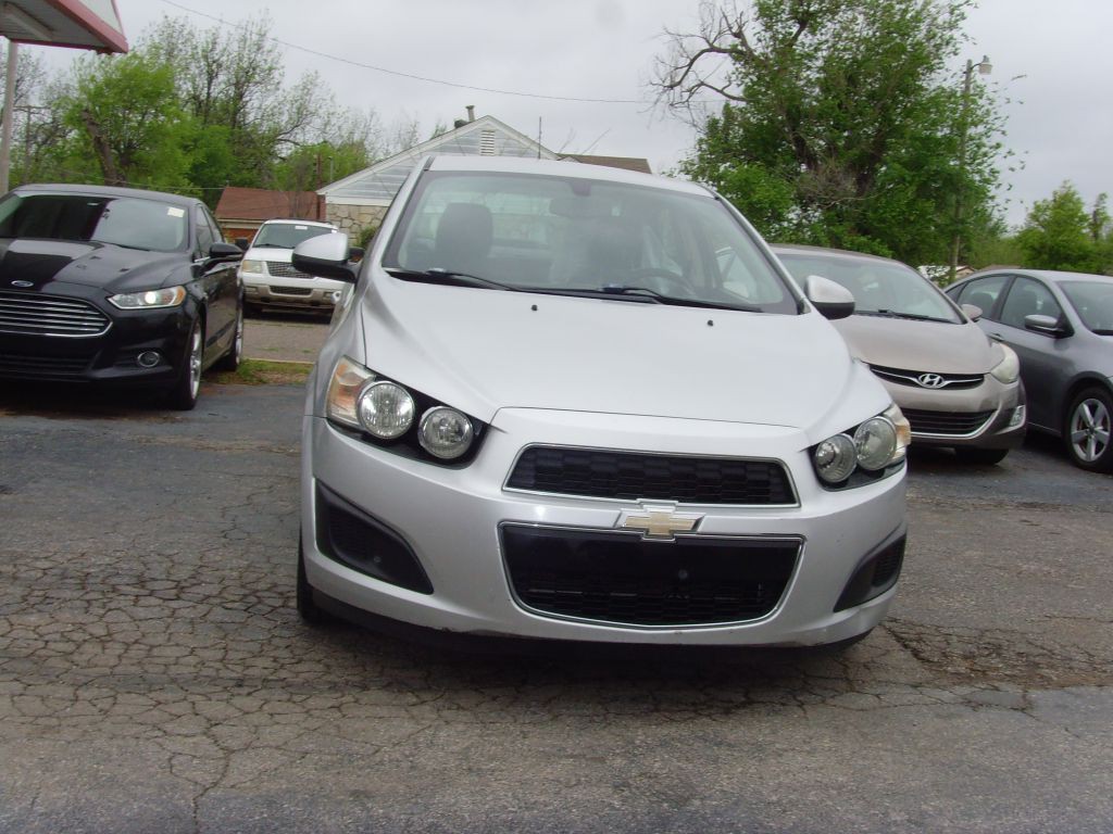 2016 Chevrolet Sonic Image 2