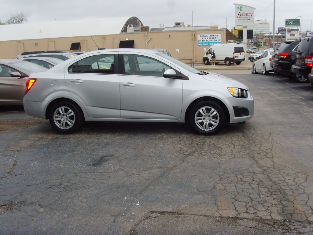 2016 Chevrolet Sonic Image 4