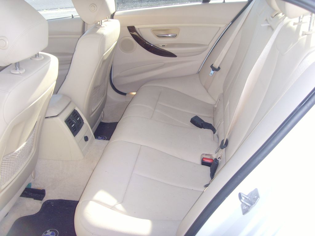 2014 BMW 3 Series Image 17