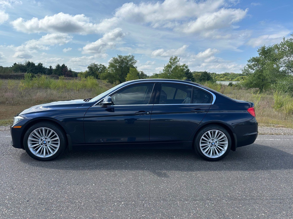 2013 BMW 3 Series Image 2