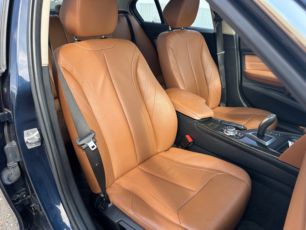 2013 BMW 3 Series Image 8