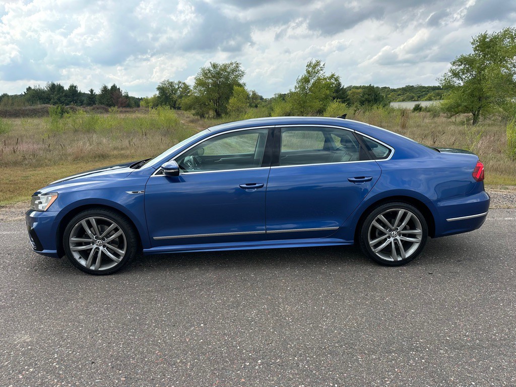2017 Volkswagen Passat Image 2