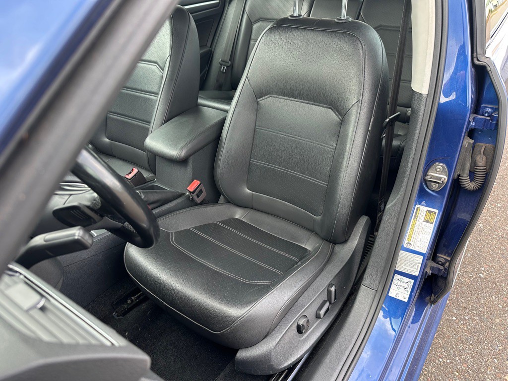 2017 Volkswagen Passat Image 9