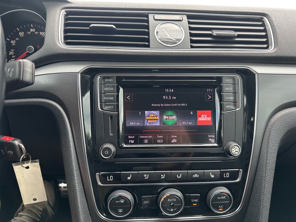 2017 Volkswagen Passat Image 14