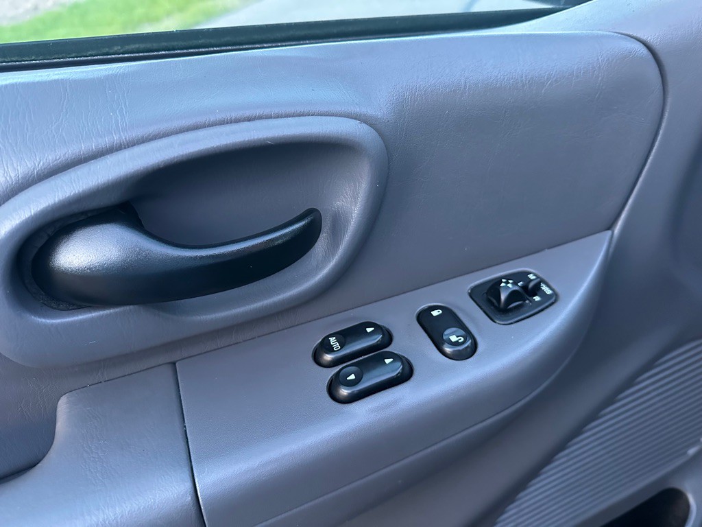 2003 Ford F-150 Image 10