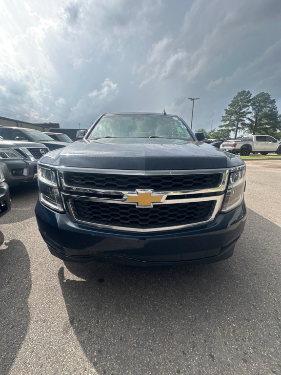 2017 Chevrolet Suburban Image 2