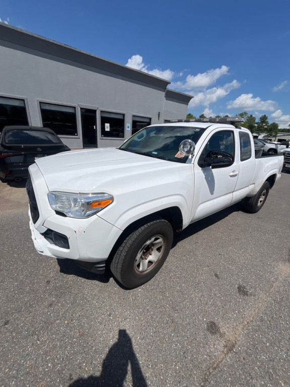2018 Toyota Tacoma Image 2