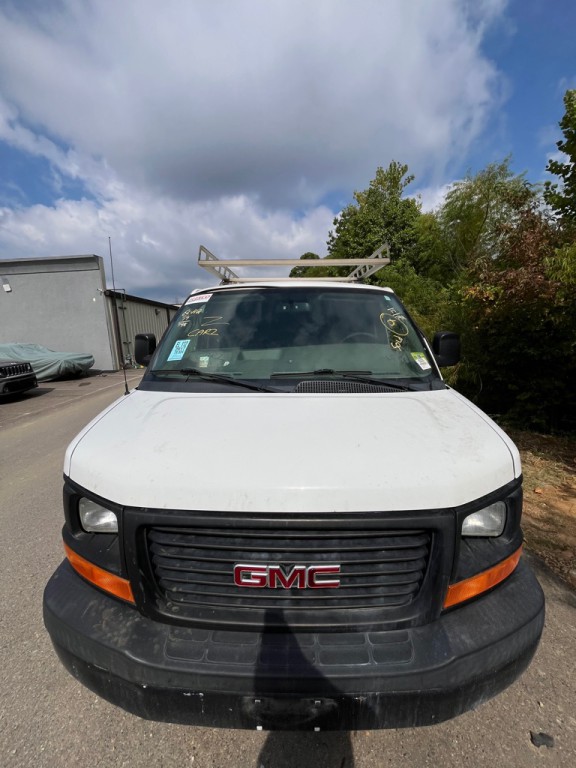 2017 GMC Savana Image 3