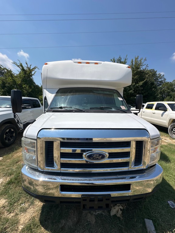 2017 Ford Econoline Image 2