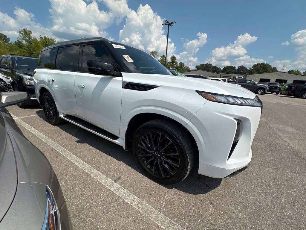 2025 INFINITI QX80 Image 3