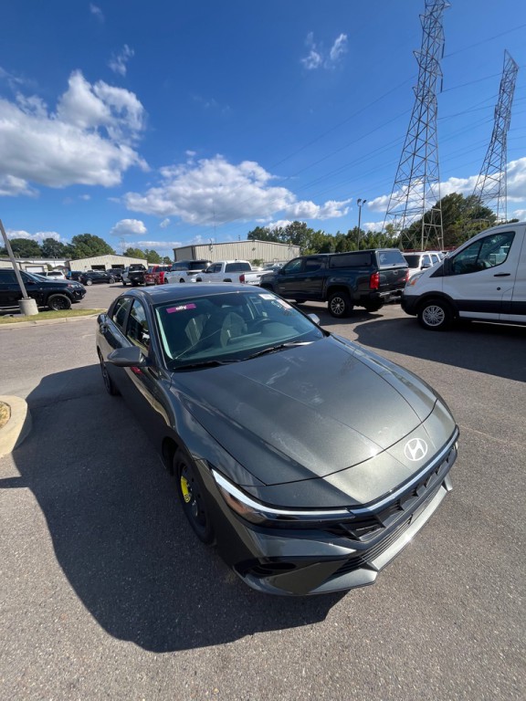 2024 Hyundai Elantra Image 2