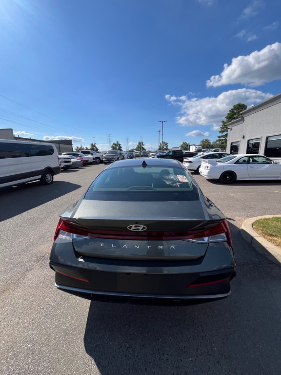 2024 Hyundai Elantra Image 5