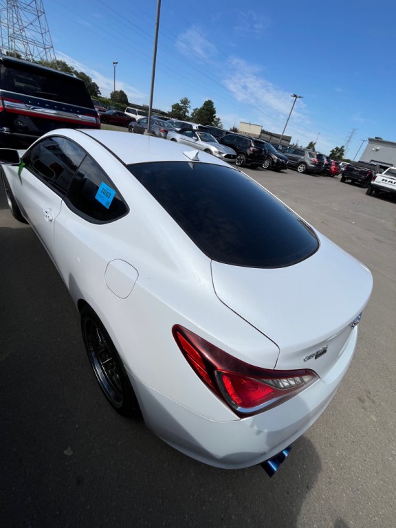 2016 Hyundai Genesis Image 3