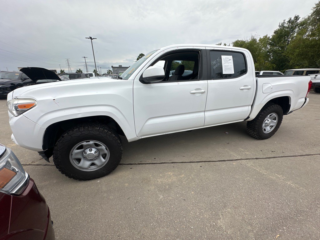 2017 Toyota Tacoma Image 1