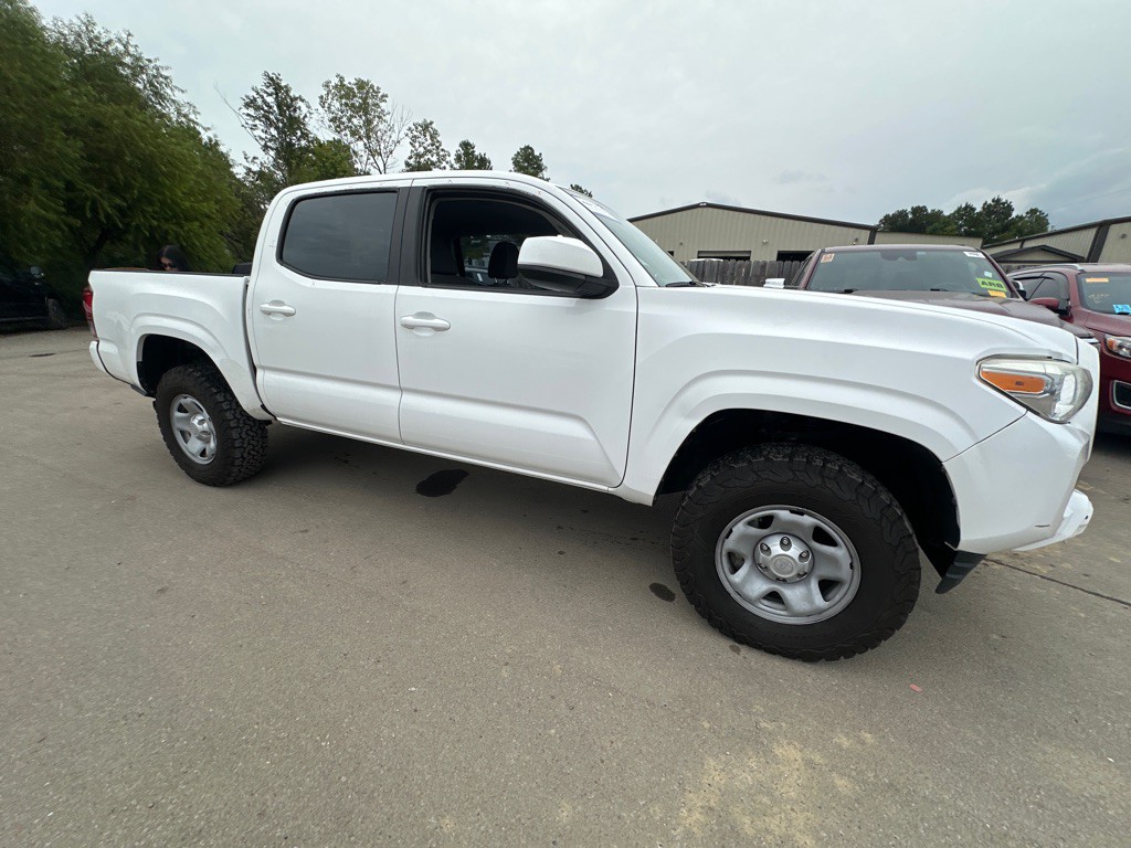 2017 Toyota Tacoma Image 3