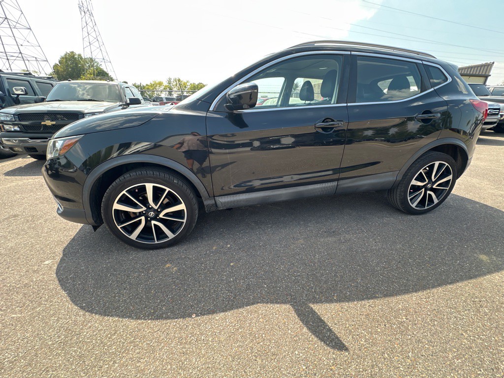 2017 Nissan Rogue Image 1