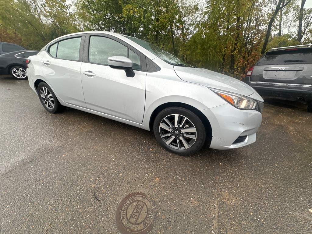 2021 Nissan Versa Image 3