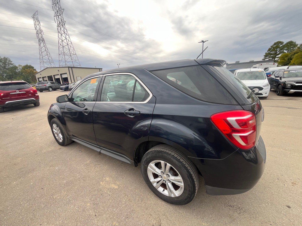 2017 Chevrolet Equinox Image 2