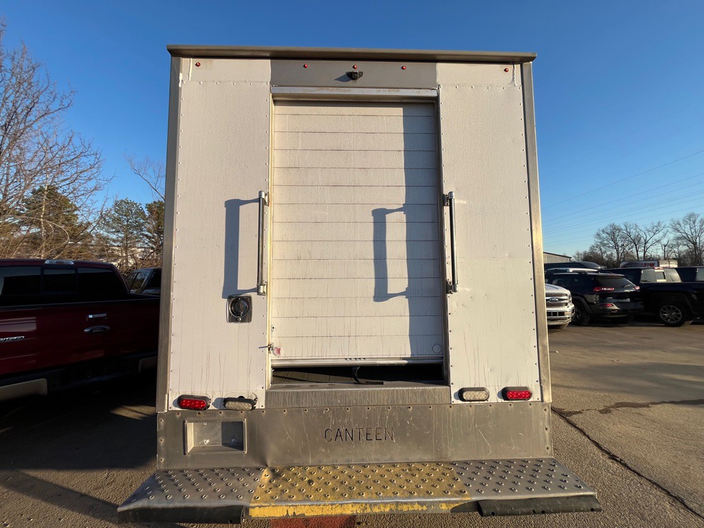 2016 Chevrolet Express Image 3