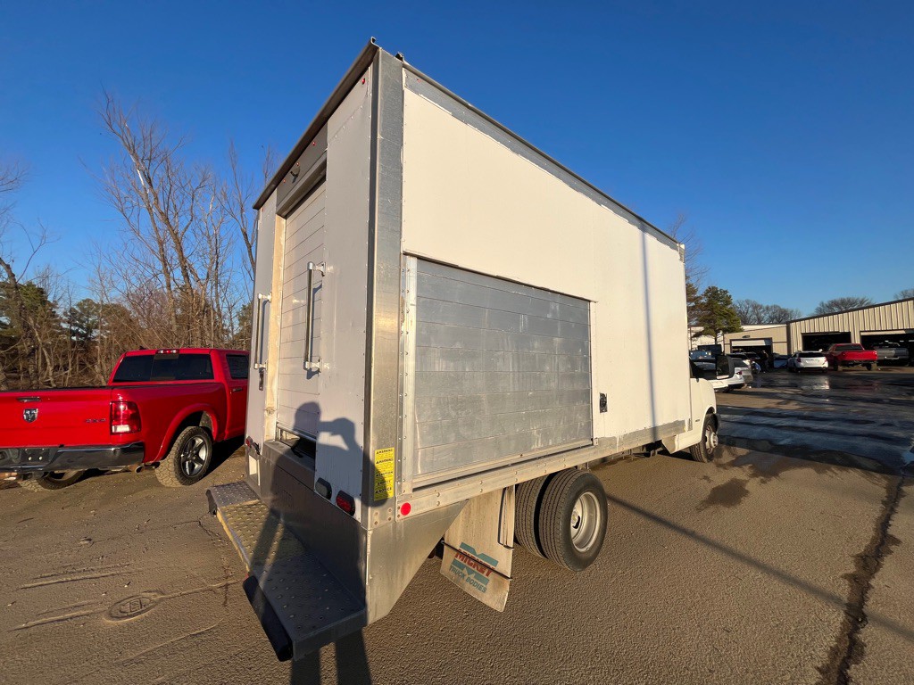 2016 Chevrolet Express Image 6