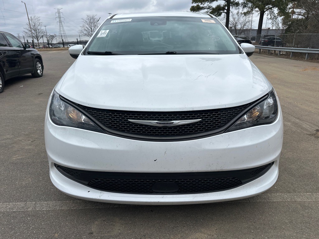 2023 Chrysler Voyager Image 2