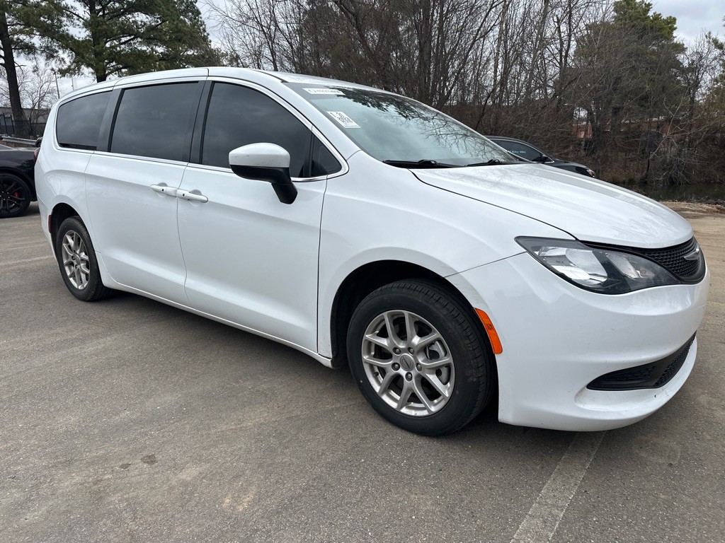 2023 Chrysler Voyager Image 3