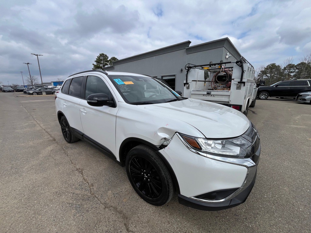 2020 Mitsubishi Outlander Image 2