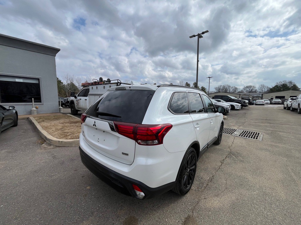 2020 Mitsubishi Outlander Image 3